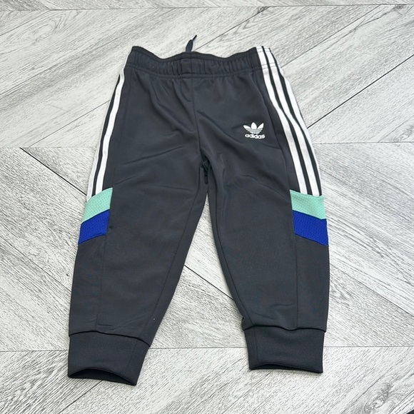 Adidas Kids Tracksuit and T-Shirt Set. - Picture 3 of 9